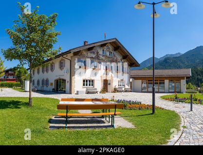 Municipio e informazioni turistiche a Krün (host G7 vertice 2015 e 2022) con piazzale, Baviera, Germania Foto Stock