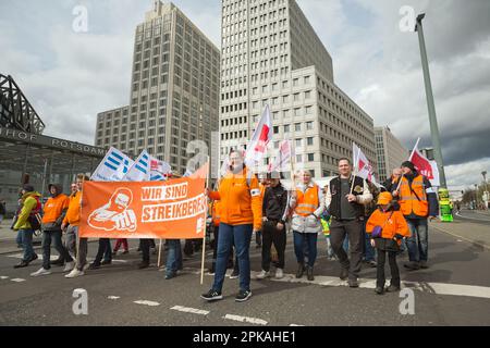 25.03.2023, Germania, Berlino, Berlino - dimostrazione dei sindacati Verdi ed EVG sotto lo slogan: Siamo pronti a sciopero. Centinaia di dimostranti ca Foto Stock