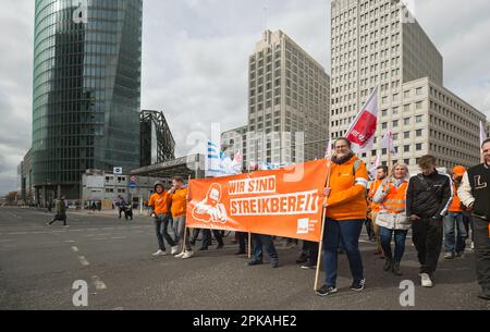 25.03.2023, Germania, Berlino, Berlino - dimostrazione dei sindacati Verdi ed EVG con il motto: Siamo pronti a sciopero. Centinaia di dimostranti Foto Stock