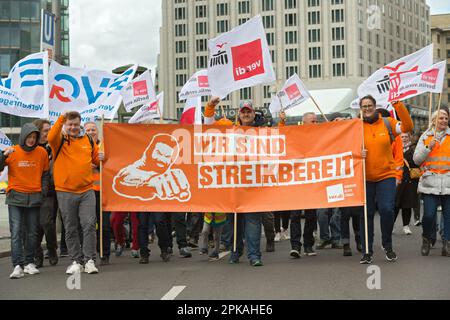 25.03.2023, Germania, Berlino, Berlino - dimostrazione dei sindacati Verdi ed EVG con il motto: Siamo pronti a sciopero. Centinaia di dimostranti Foto Stock