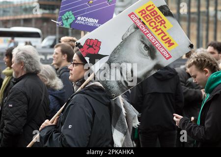 25.03.2023, Germania, Berlino, Berlino - dimostrazione dei sindacati Verdi ed EVG sotto lo slogan: Siamo pronti a sciopero. Centinaia di dimostranti ca Foto Stock