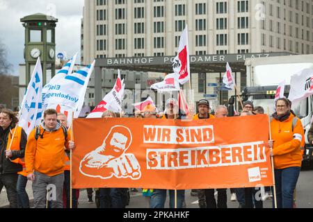 25.03.2023, Germania, Berlino, Berlino - dimostrazione dei sindacati Verdi ed EVG con il motto: Siamo pronti a sciopero. Centinaia di dimostranti Foto Stock