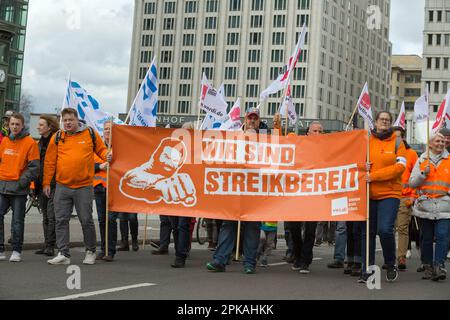 25.03.2023, Germania, Berlino, Berlino - dimostrazione dei sindacati Verdi ed EVG con il motto: Siamo pronti a sciopero. Centinaia di dimostranti Foto Stock