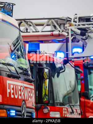 21.02.2023, Germania, Renania settentrionale-Vestfalia, Duisburg - perforatrice antincendio. Loeschzug con luce blu per la missione. Nomina alla stampa: Cancelliere OLAF Schol Foto Stock