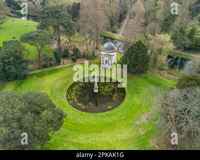 Veduta aerea dell'Anfiteatro e del Tempio, Chiswick Park, Chiswick, Londra, Regno Unito. Foto Stock