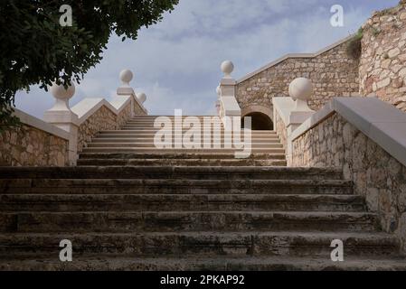 Set di scale di pietra con corrimano con grande pietra palle.pietra bianca, muratura, cielo con nuvole, linee rette, parallelo, armonia Foto Stock