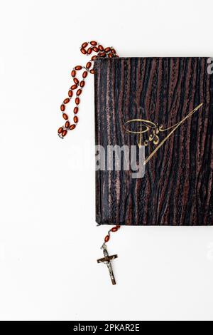 Vecchio album di poesia con un rosario tra le pagine del libro Foto Stock