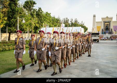 Una sfilata di giovani scout durante la cerimonia del giorno di Chakri. Per i thailandesi, il giorno commemorativo di Chakri, il 6th aprile di ogni anno, è un'occasione speciale in cui celebrano la loro fondazione reale, la fondazione della dinastia Chakri da parte del re Rama i nel 1782, quando la capitale Bangkok fu inizialmente fondata. Foto Stock