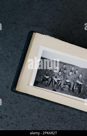 Aprire photo album libro, fotocamera polaroid frame sullo sfondo di legno  Foto stock - Alamy