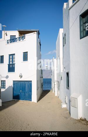 Casa delle Canarie sull'Oceano Atlantico nella baia di Famara, Lanzarote Foto Stock