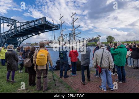 La nave a vela 'ARTEMIS' supera il ponte Kaiser Wilhelm per la 20th WILHELMSHAVEN SAILING CUP 2020, a Wilhelmshaven, bassa Sassonia, Germania. Foto Stock