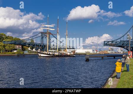 La nave a vela 'Swaensborgh' passa il ponte Kaiser Wilhelm per la 20th WILHELMSHAVEN SAILING CUP 2020, a Wilhelmshaven, bassa Sassonia, Germania. Foto Stock