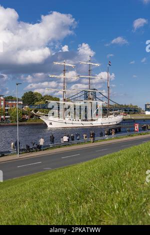 La nave a vela 'ARTEMIS' supera il ponte Kaiser Wilhelm per la 20th WILHELMSHAVEN SAILING CUP 2020, a Wilhelmshaven, bassa Sassonia, Germania. Foto Stock