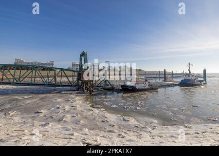 Atmosfera invernale, Nassauhafen ghiacciato, Wilhelmshaven, bassa Sassonia, Germania Foto Stock