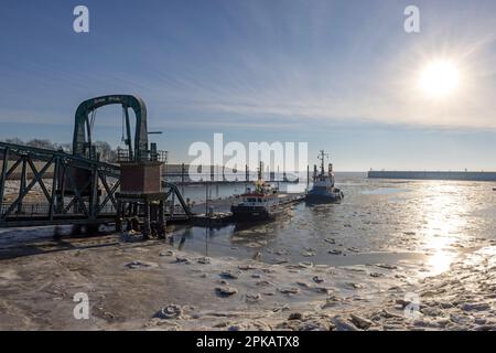 Atmosfera invernale, porto ghiacciato di Nassau, scatto alla retroilluminazione, Wilhelmshaven, bassa Sassonia, Germania Foto Stock