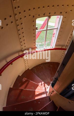 Vista interna, scala a chiocciola, finestra di osservazione, piattaforma di osservazione, faro campennario, Campen, Krummhörn, Frisia Orientale, bassa Sassonia, Germania Foto Stock