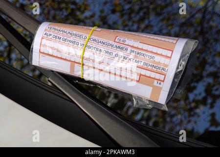 Richiesta di pagamento sul parabrezza di un'auto, biglietto di parcheggio per parcheggio illegale sul marciapiede con ostruzione, 70, 00 euro, immagine simbolo, Wilhelmshaven, Bassa Sassonia, Germania Foto Stock