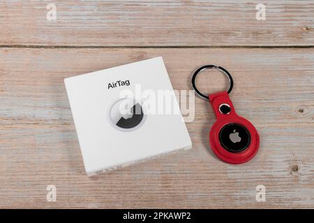 Apple AirTag, scatola originale, portachiavi AirTag rosso, immagine icona, tag di tracciamento, ricerca chiavi, sfondo in legno, Foto Stock