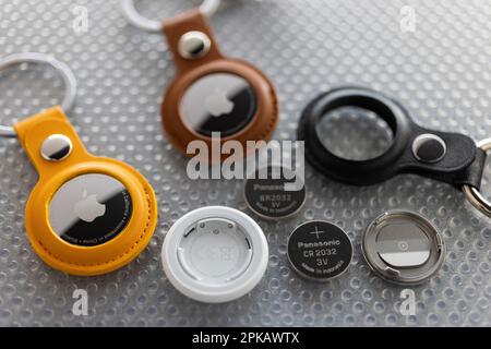 Portachiavi con tre AirTag, Apple AirTag aperto, icona della cella a bottone CR2032, sostituzione della batteria, Foto Stock