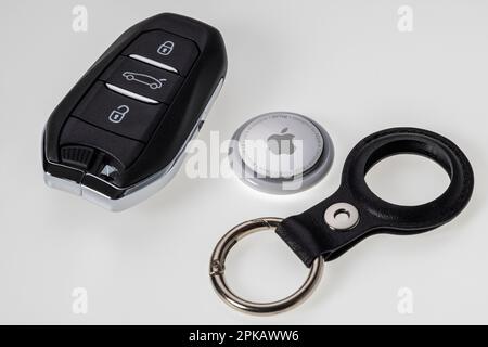 Apple AirTag, chiave per auto, portachiavi, dettaglio, immagine icona, tag  tracking, ricerca chiavi, sfondo bianco Foto stock - Alamy