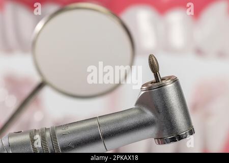 Trapano dentista, specchio per bocca, dettaglio, immagine simbolo, visita dentista paura di perforazione, cura dentale, modello di cura dentale di fondo, Foto Stock