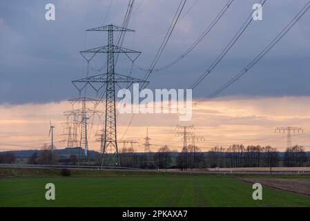 Power Pylons, stazione di Wolmirstedt, Sassonia-Anhalt, Germania Foto Stock