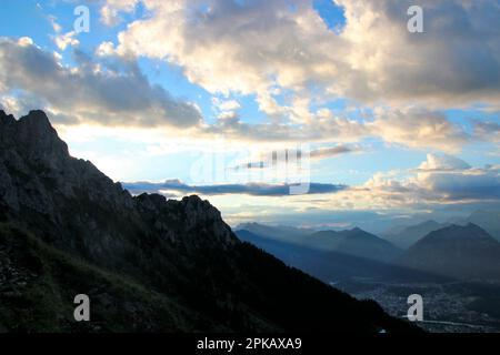 Escursione a Gehrenalpe, 1610 m, umore serale, umore nuvoloso, tramonto, Wängle vicino a Reutte in Tirolo, Austria, Europa Foto Stock