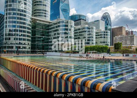 Fontana colorata nel quartiere finanziario la Defense di Parigi, Francia Foto Stock