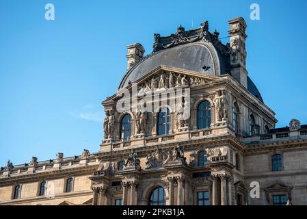 Dettaglio della facciata dell'ala sinistra del Louvre in una giornata estiva soleggiata a Parigi, Francia Foto Stock