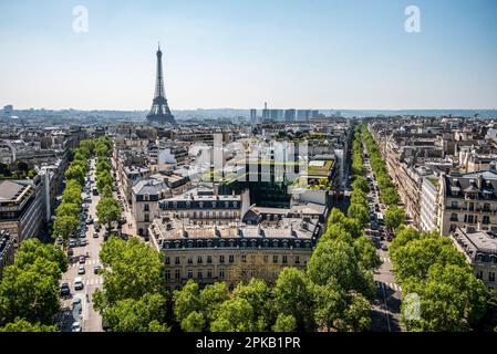 Vista panoramica dall'Arco di Trionfo Sud alla Tour Eiffel, Parigi, Francia Foto Stock