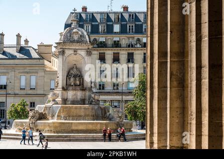 Fontana di St Sulpice di fronte alla chiesa omonima a Parigi, Francia Foto Stock