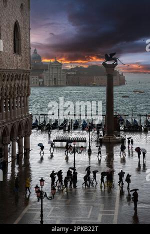 Piazza San Marco a Venezia in caso di maltempo e alta marea, Italia Foto Stock