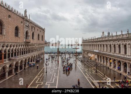 Piazza San Marco a Venezia in caso di maltempo e alta marea, Italia Foto Stock