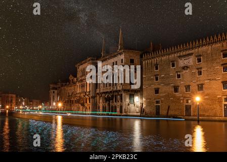 Vista sul Canal Grande di notte, Barche che passano, Venezia, Italia Foto Stock