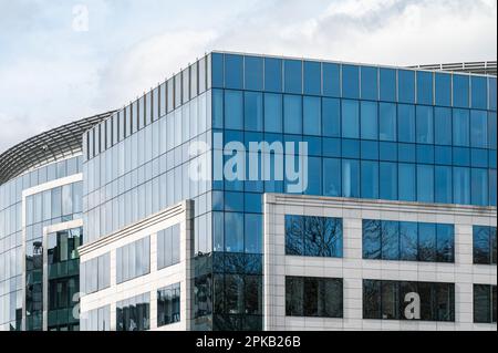 Quartiere europeo di Bruxelles, Belgio - motivi blu e design contemporaneo di un edificio per uffici Foto Stock