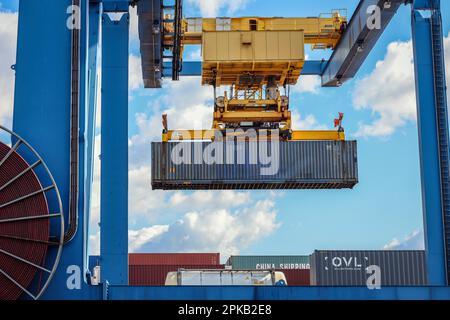Duisburg, Renania settentrionale-Vestfalia, Germania - i container nel porto di Duisburg vengono caricati su un treno merci, la nuova Via della Seta collega l'Europa Foto Stock