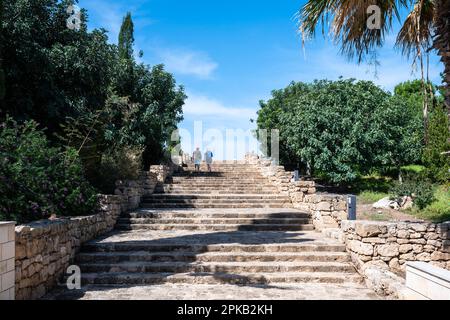 Paphos, distretto di Paphos, Cipro - 23 marzo 2023 - Scale al sito storico di Nea Paphos Foto Stock