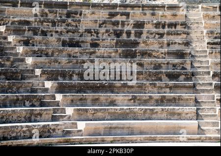 Paphos, Distretto di Paphos, Cipro - 23 marzo 2023 - Anfiteatro Nea Pahos sulla collina di Fabrica Foto Stock