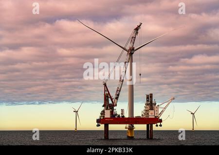 Manutenzione delle turbine eoliche nel Kattegat, Mar Baltico, Danimarca Foto Stock