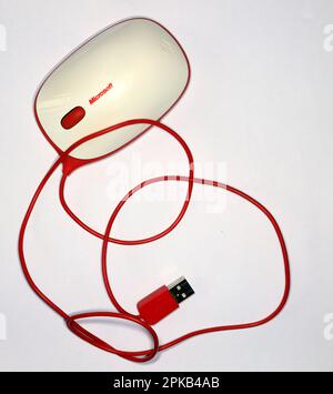 Mouse usb per computer rosso e bianco Microsoft Foto Stock