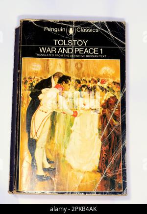 Leo Tolstoy - Guerra e Pace - Pinguino Classici. Copertina libro cartaceo - usurata. Foto Stock