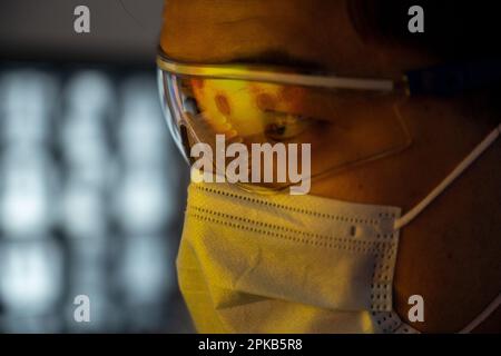 Ricercatore che lavora in un laboratorio di ricerca. Foto Stock