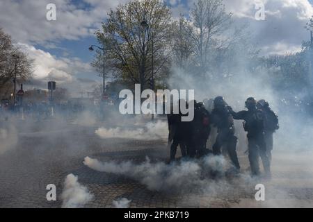 Parigi, Francia. 6th Apr, 2023. Nuovi scontri tra polizia e dimostranti a Parigi l'undicesimo giorno di mobilitazione contro la riforma pensionistica DI EMMANUEL MACRON. Secondo i sindacati, 400.000 persone hanno preso le strade oggi. Durante la protesta ci sono stati momenti di tensione e violenza e almeno due poliziotti e un dimostratore sono stati feriti.polizia antisommossa francese coperto da fumo di gas lacrimogeno (Credit Image: © Ervin Shulku/ZUMA Press Wire) SOLO USO EDITORIALE! Non per USO commerciale! Credit: ZUMA Press, Inc./Alamy Live News Foto Stock