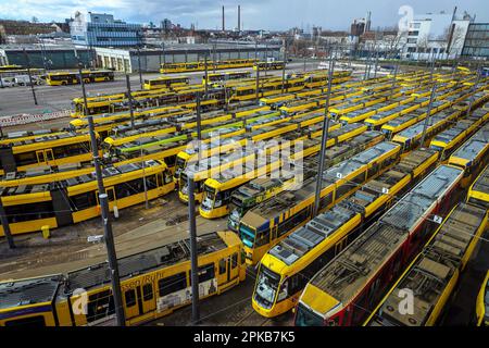 Essen, Renania settentrionale-Vestfalia, Germania - i tram si trovano nel deposito dello sciopero di avvertimento di Ruhrbahn, Verdi e EVG. Foto Stock