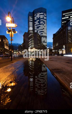 Francoforte sul meno, la città con le sue strade illuminate e lo skyline di notte Foto Stock