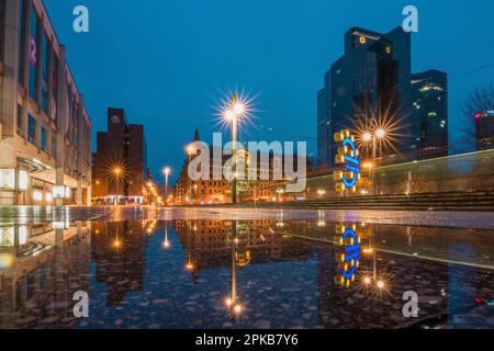 Riflessioni a Francoforte sul meno, grattacieli riflessi nella pioggia pozze bagnate, quartiere bancario al mattino Foto Stock