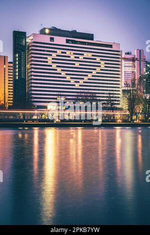 Alto edificio a Francoforte sul meno, facciata, finestre individuali sono illuminate e formano un cuore, l'Assia, Germania Foto Stock