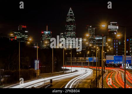 Francoforte sul meno, la città con le sue strade illuminate e lo skyline di notte Foto Stock