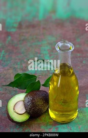 Bottiglia di olio di avocado. Foto Stock