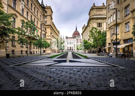 Splendida vista sul parlamento di Budapest Ungheria, in primo piano il monumento Összetarto Emlekhelye Foto Stock